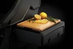 NAPOLEON Freestyle 425 DSIB Robin Schulz Edition 36 NAPOLEON Freestyle 425 DSIB Robin Schulz Edition -Weben Geschaft 70113 Side Shelf Bamboo CuttingBoard InUse