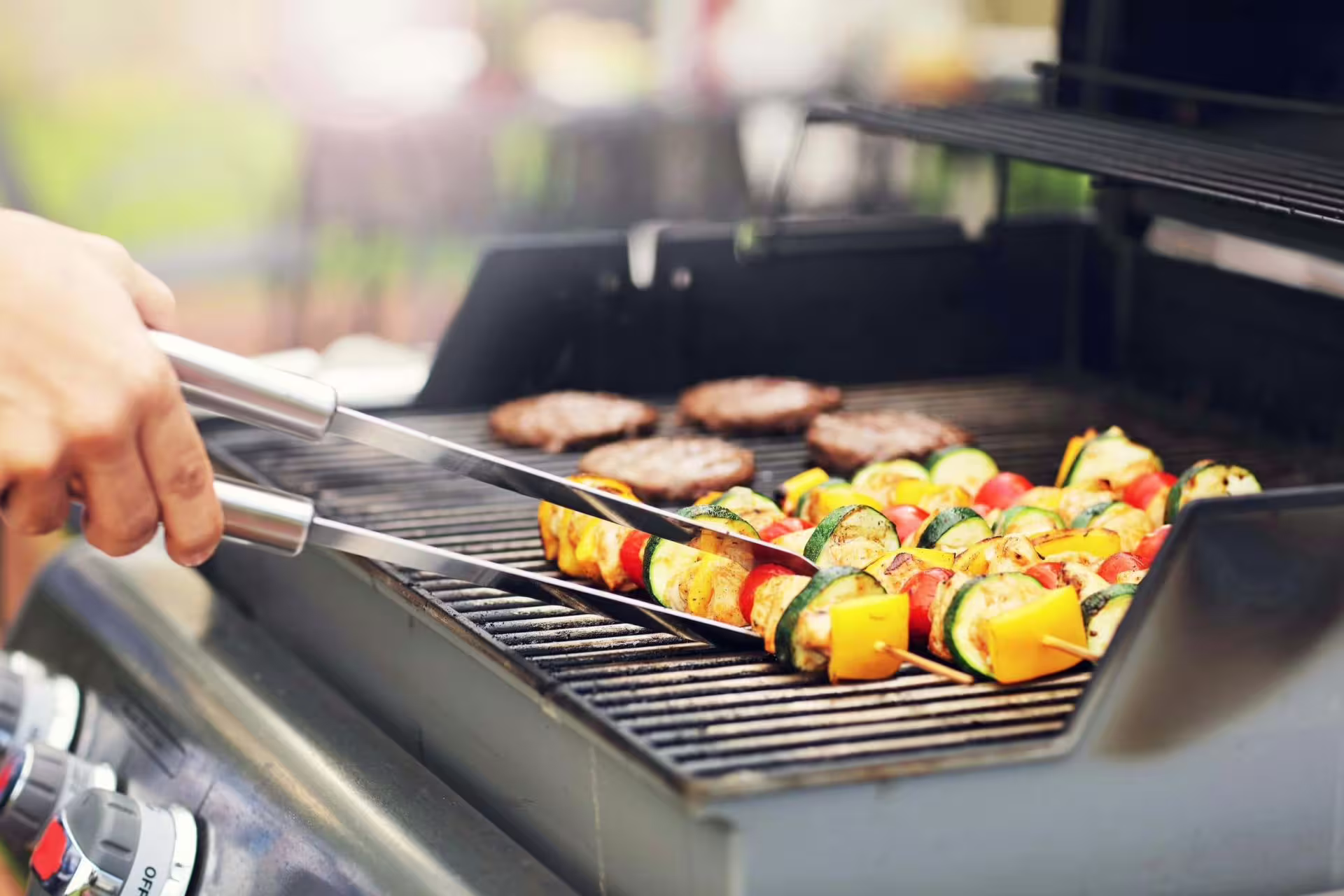 Weben Geschaft -Weben Geschaft BBQ Guide indirektes Grillen von Schaschlik neben Burger Patties auf der direkten
